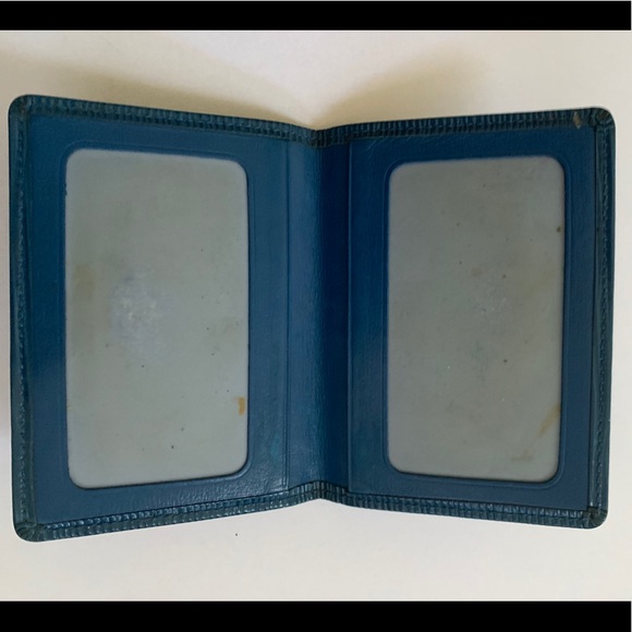 Louis Vuitton Bifold Wallet in Epi Leather - Picture 4 of 5